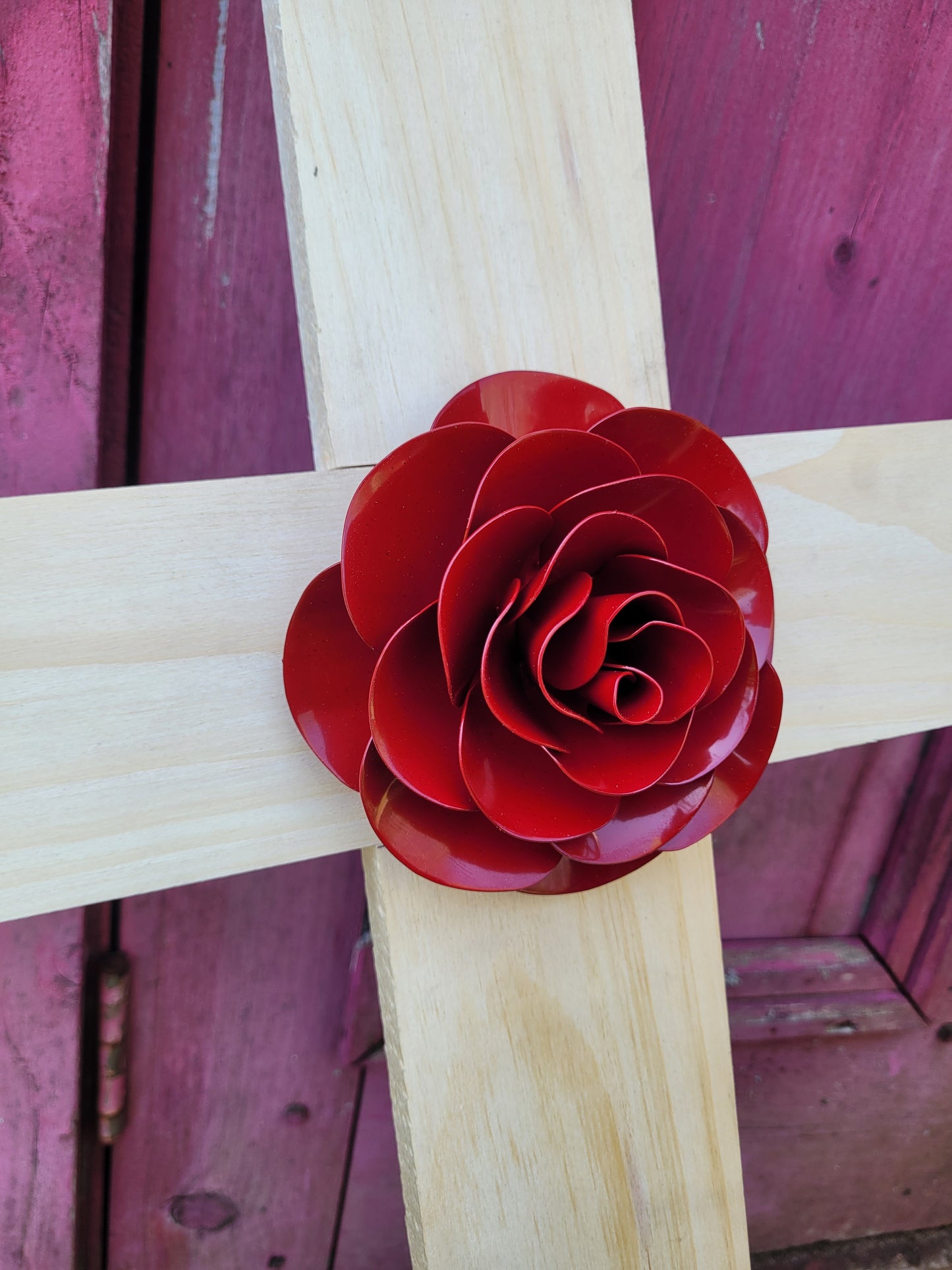 Rose en métal rouge éclatant