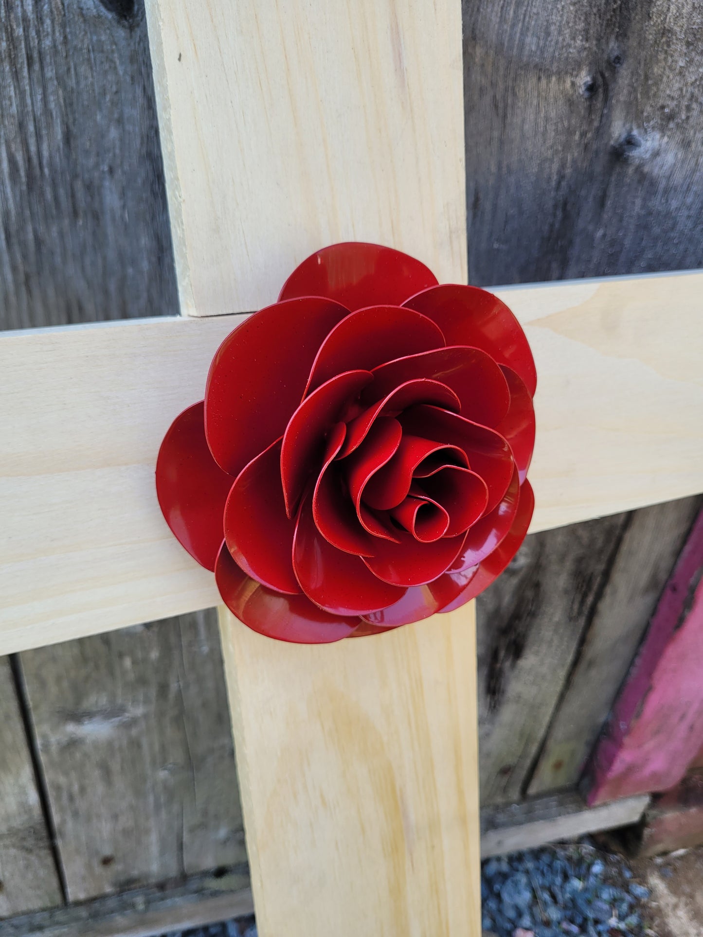 Rose en métal rouge éclatant